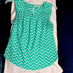 Candie’s Wonens top green and white pattern